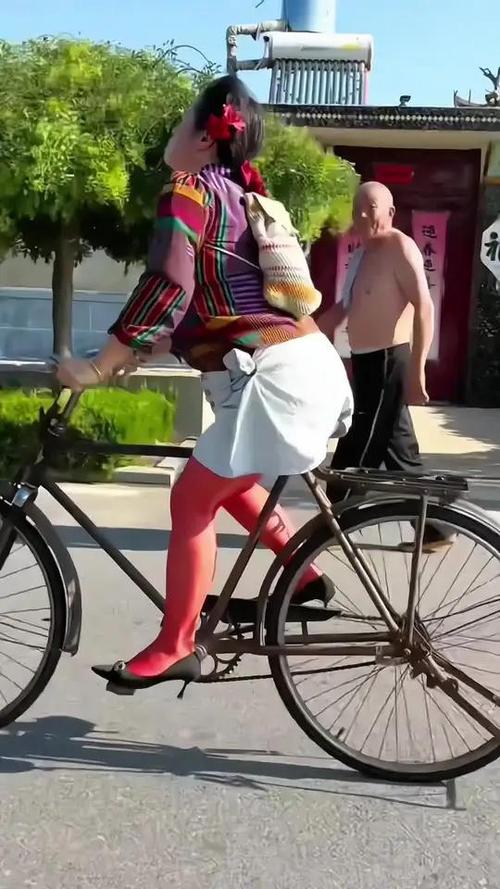抖音骑老式自行车搞笑