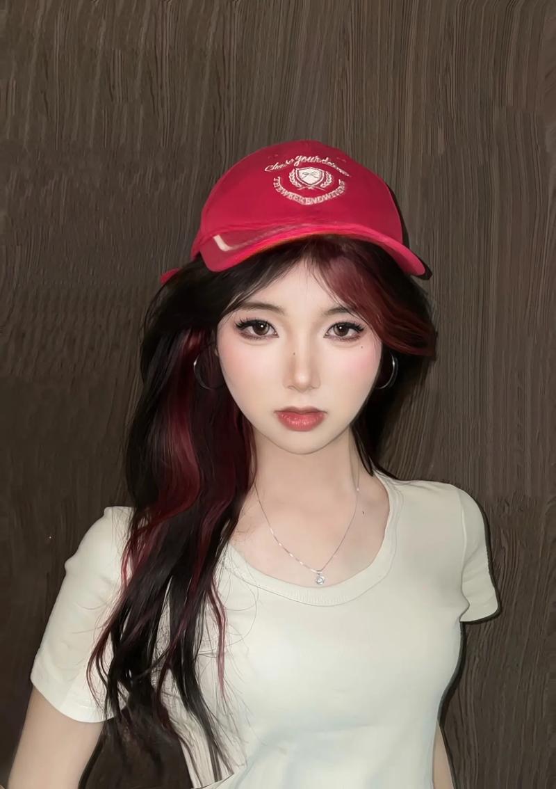 抖音里带红帽子的女孩