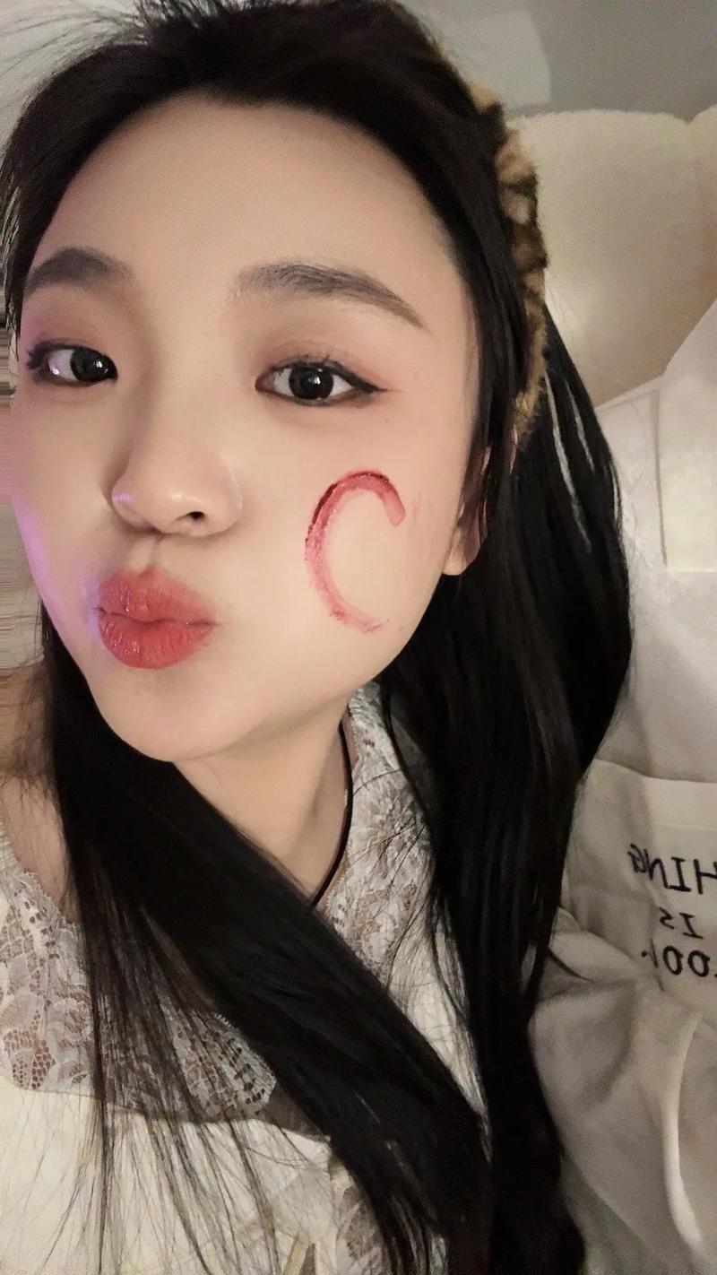 抖音情侣口红衣服刺绣