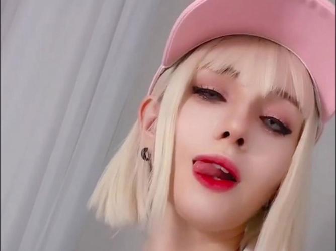 快手女的用舌头上热门