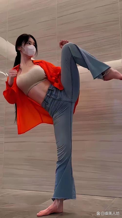 抖音里的瘦腰收腹舞蹈