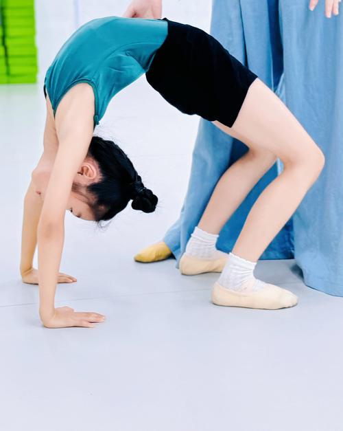 抖音里的瘦腰收腹舞蹈