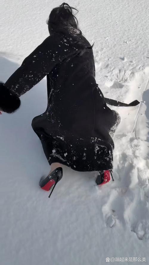 抖音赤脚走雪地的女人