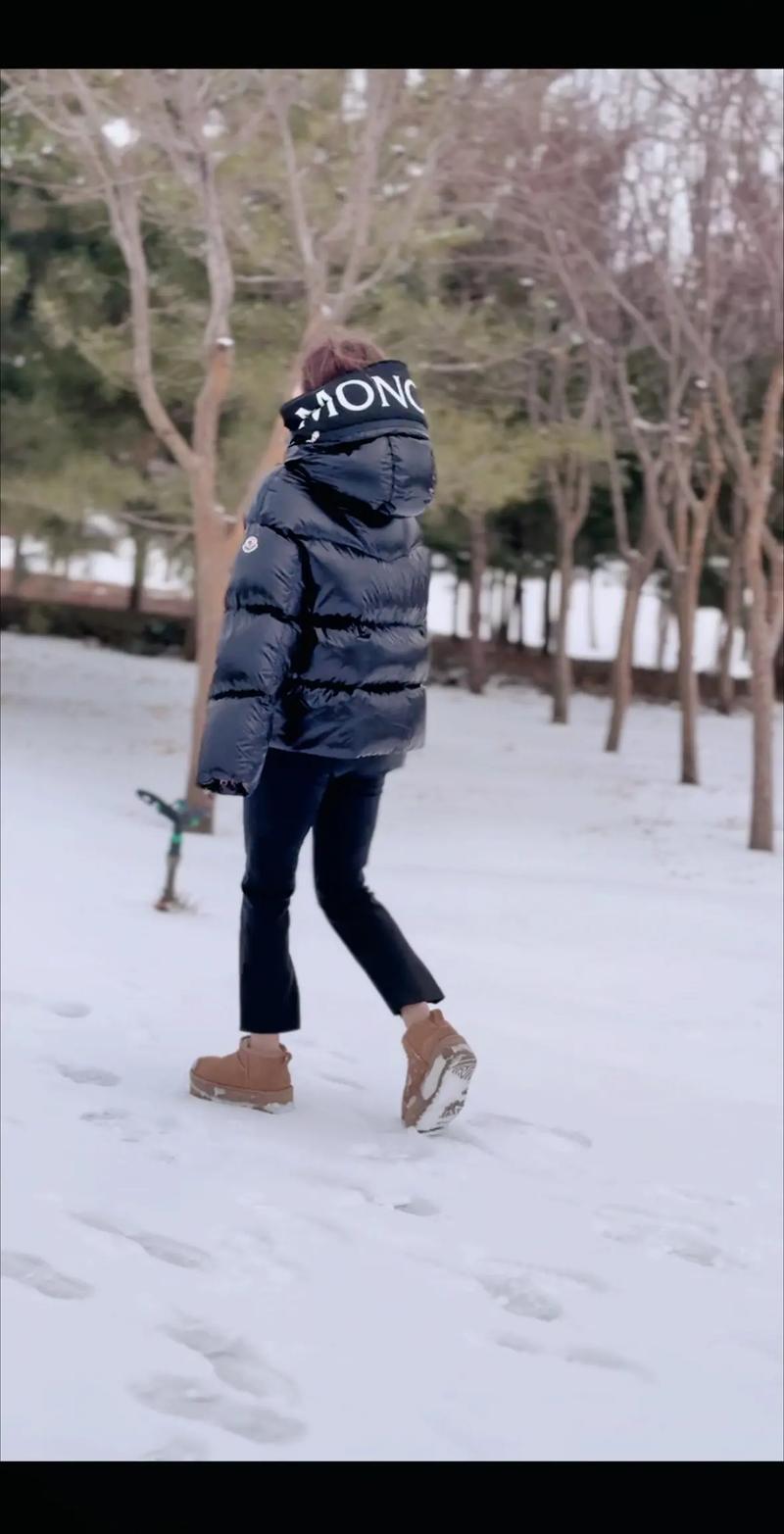 抖音赤脚走雪地的女人