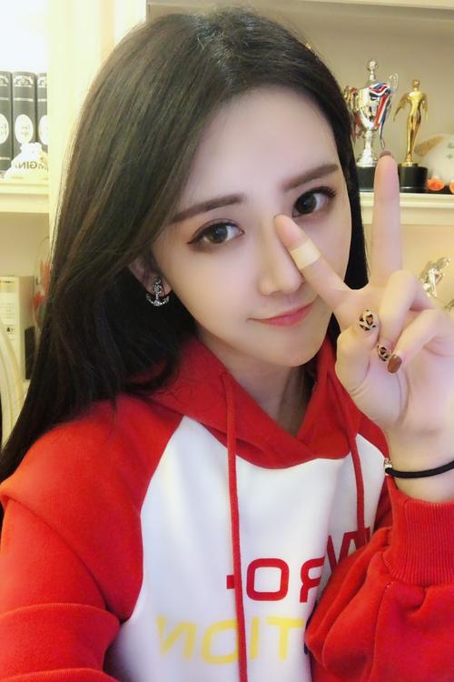 快手周周怎么挽的头发