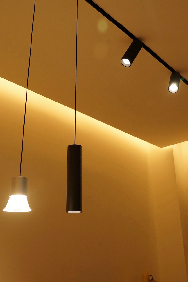 抖音上磁铁缠铜线点灯