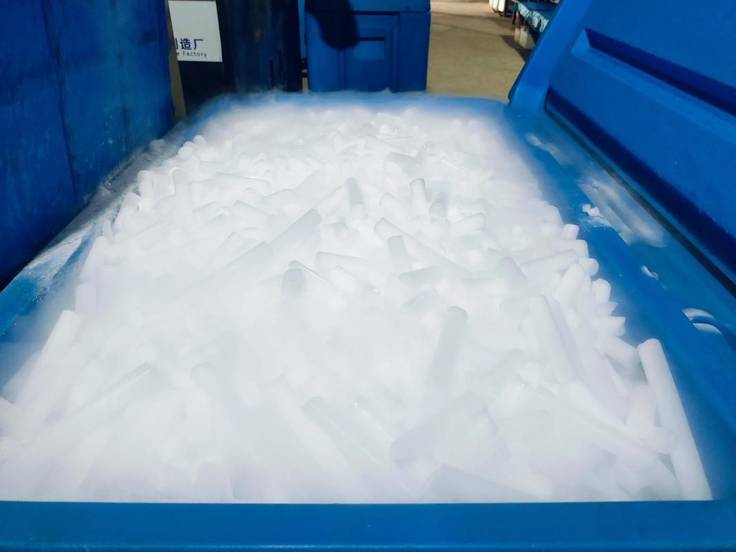 抖音把干冰放在泳池里