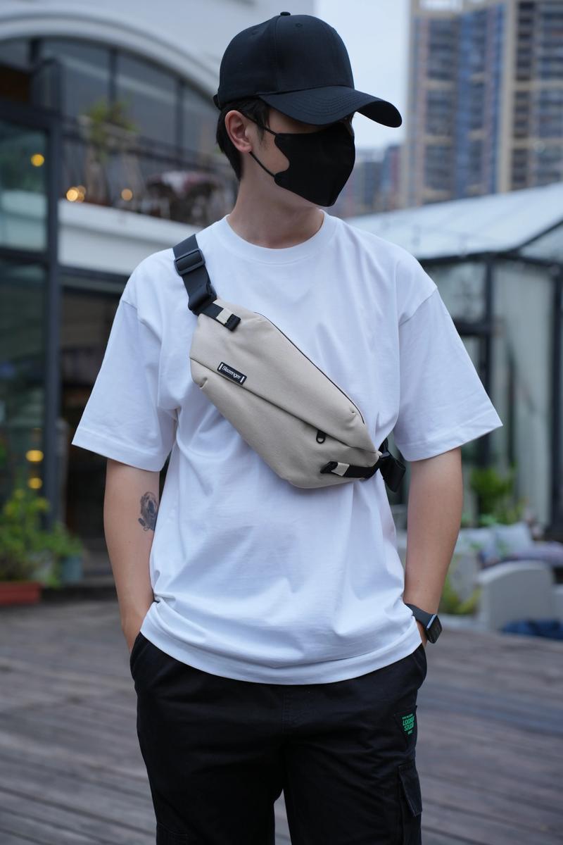 抖音上将斜挎包背身后