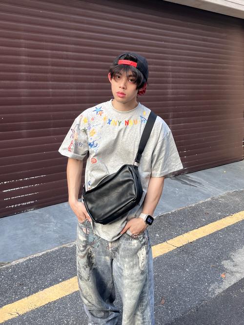 抖音上将斜挎包背身后