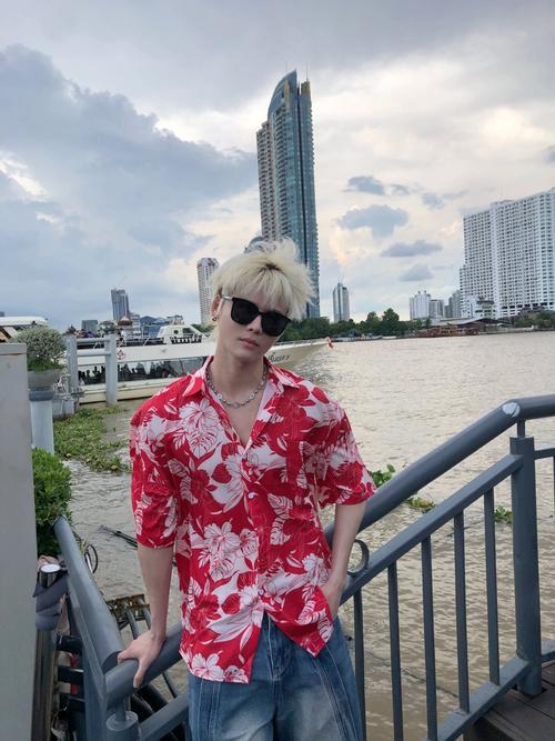 抖音韩国跳舞男花衬衫