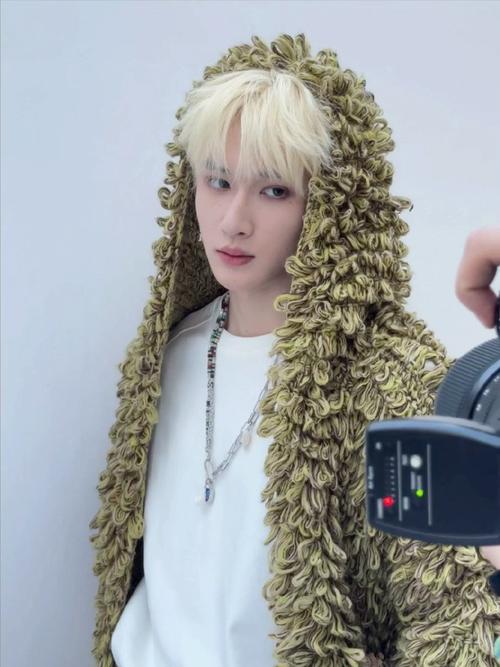 快手网红黄头发的男的