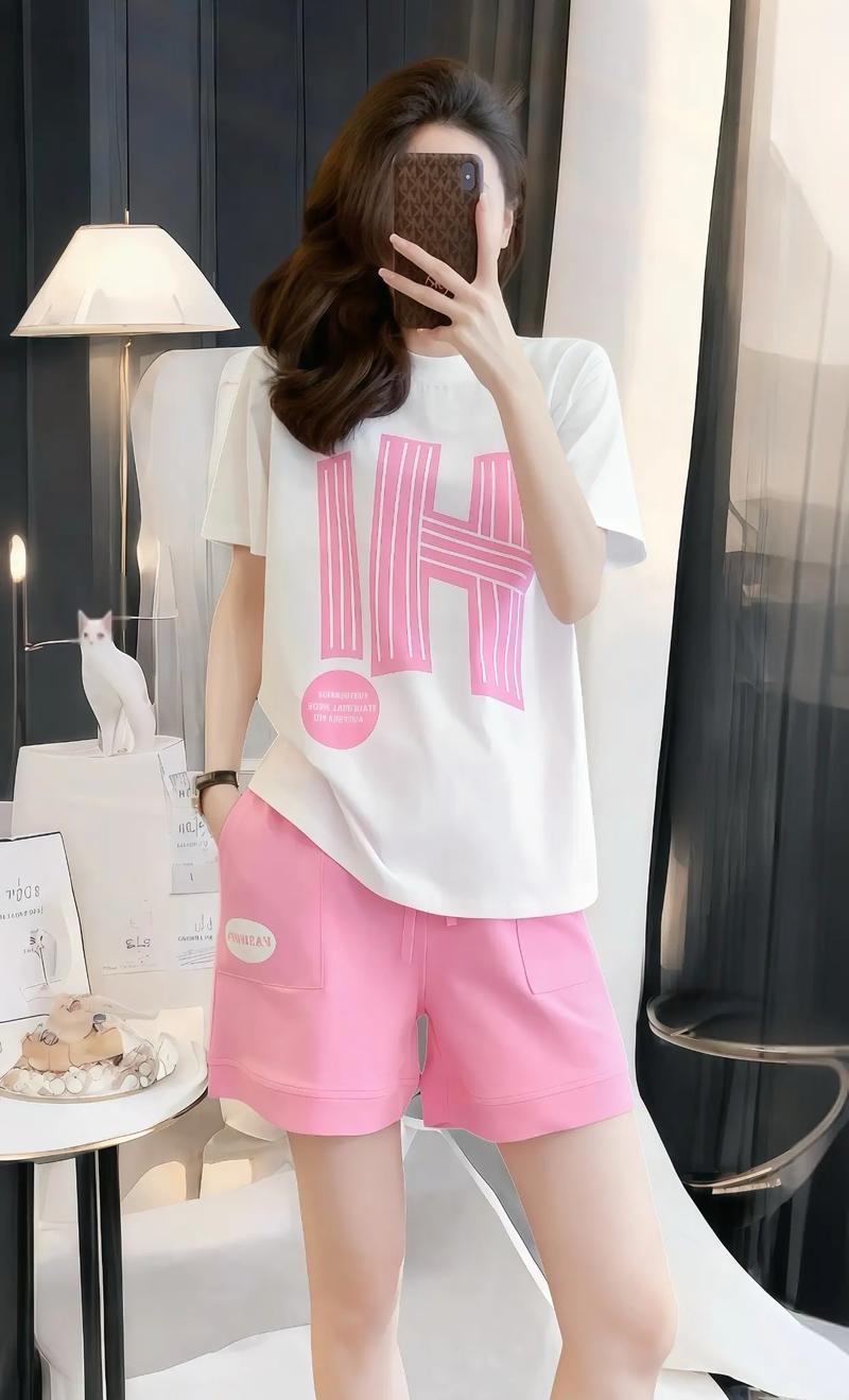 抖音粉色上衣白色裤子