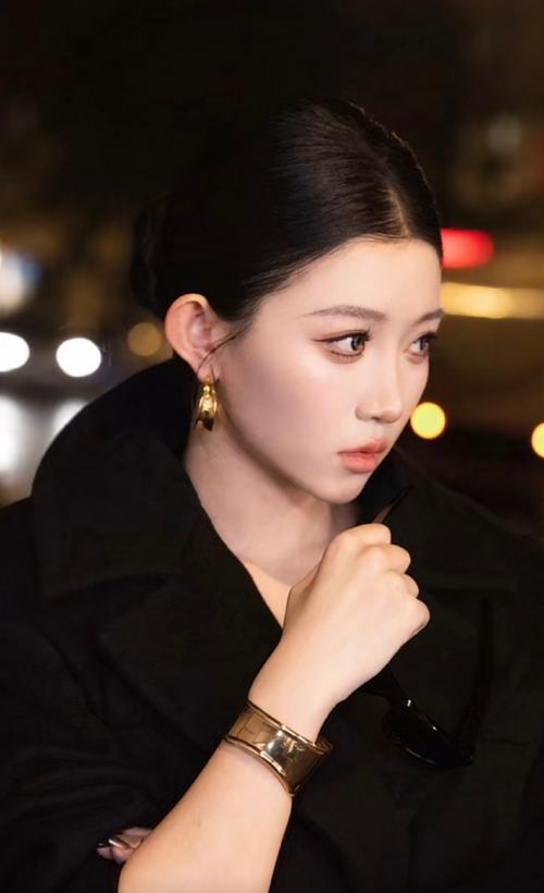 快手小伊伊牌牌琦照片