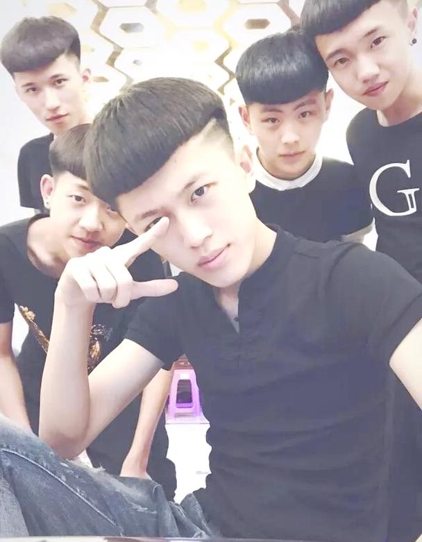 快手小伊伊牌牌琦照片