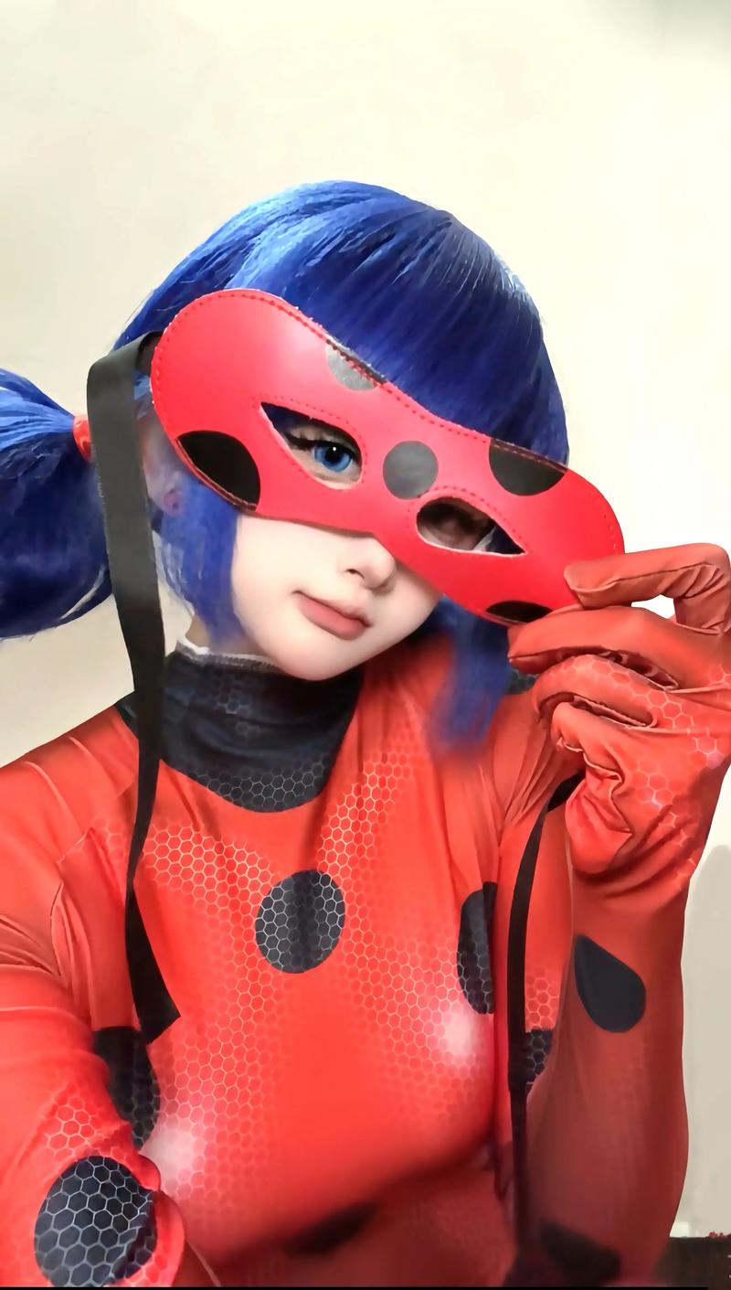 抖音孩子衣服破洞瓢虫