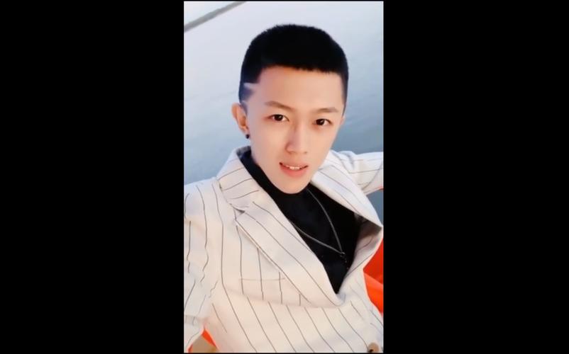 快手牌牌琦发型叫什么