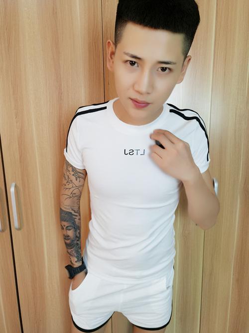 快手牌牌琦发型的侧面