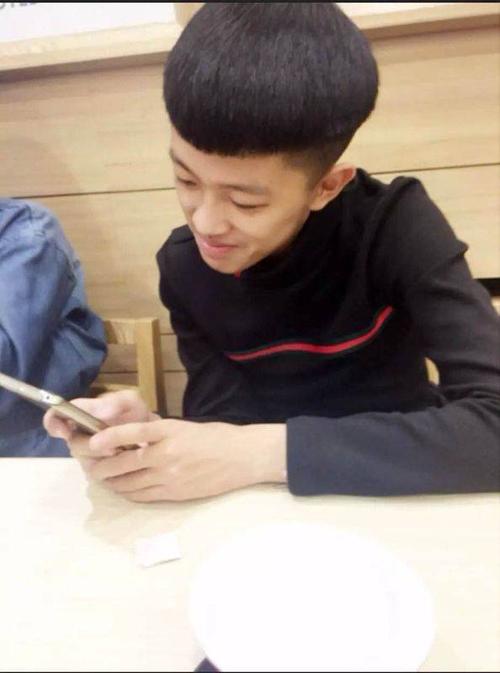 快手牌牌琦发型的侧面