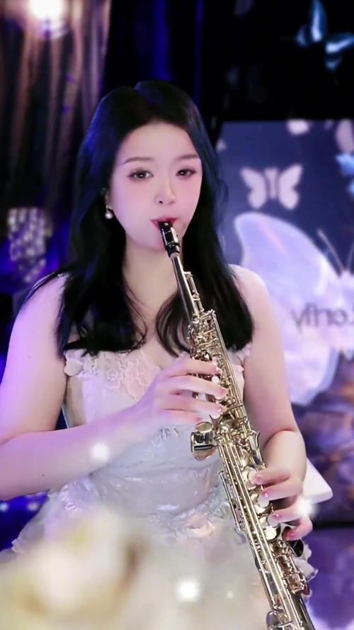 抖音吹萨克斯女孩跳舞