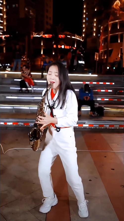 抖音吹萨克斯女孩跳舞
