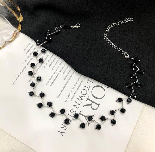 抖音上女主播黑色项链