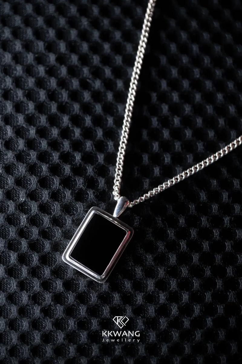 抖音上女主播黑色项链