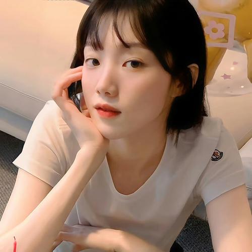 快手有个女生像李圣经