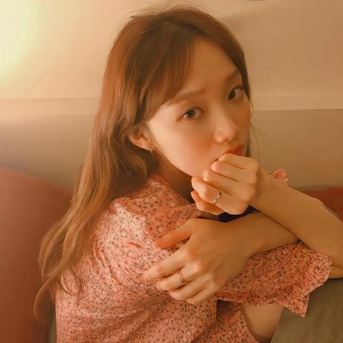 快手有个女生像李圣经