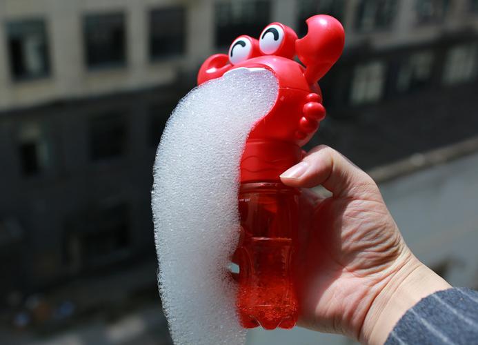 抖音小孩洗澡螃蟹玩具