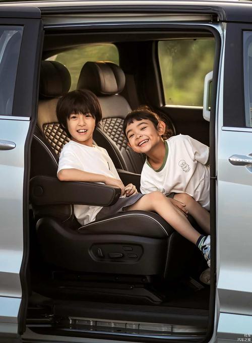 抖音一家三口儿童车