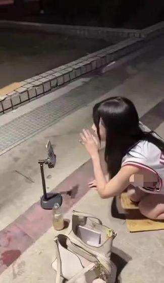 女主播直播被男友打