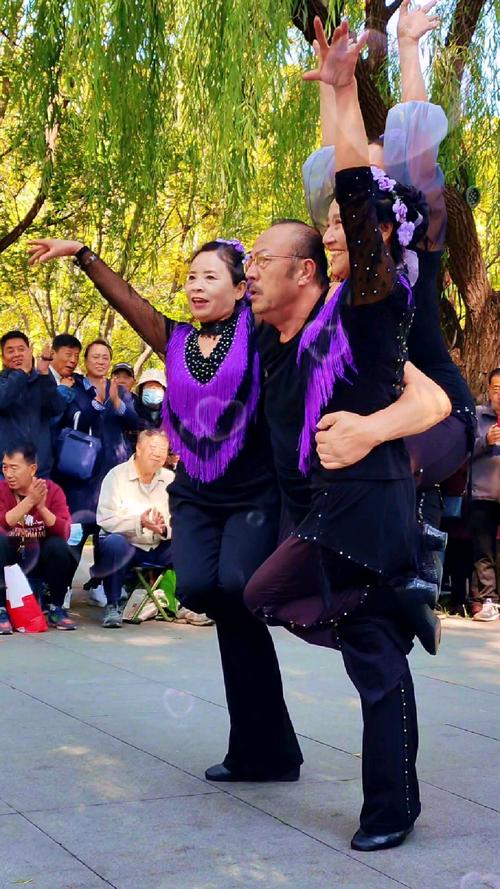 快手有个时尚老头跳舞