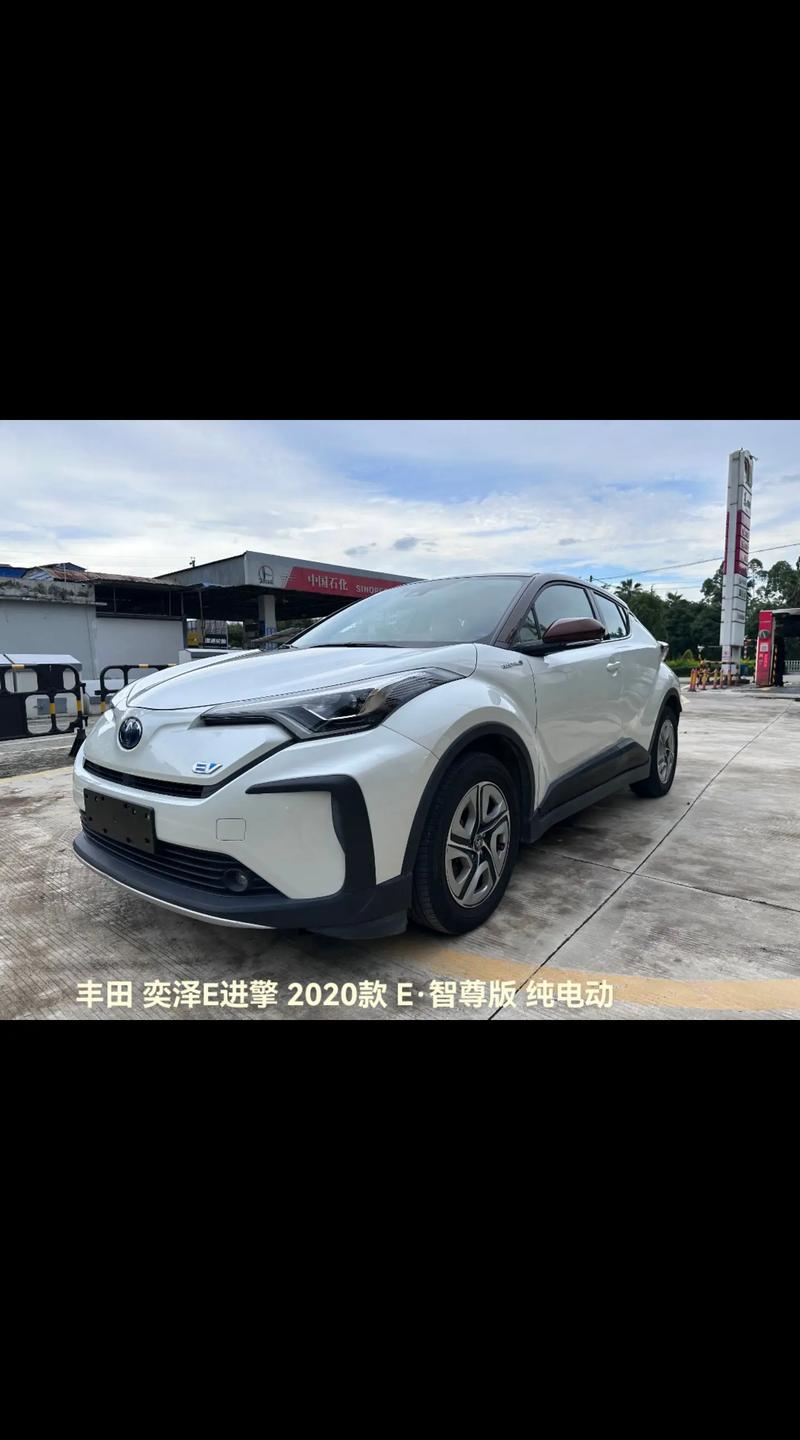 抖音两人坐电动汽车