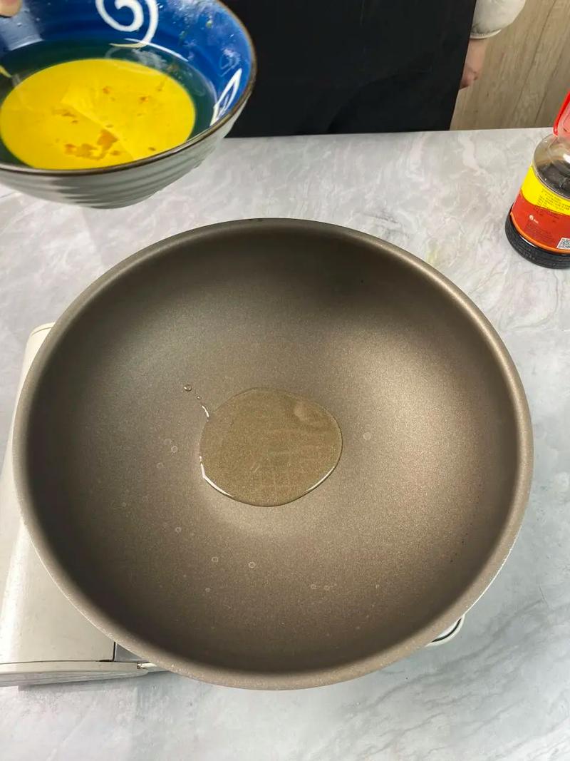 抖音上不沾油炒菜锅