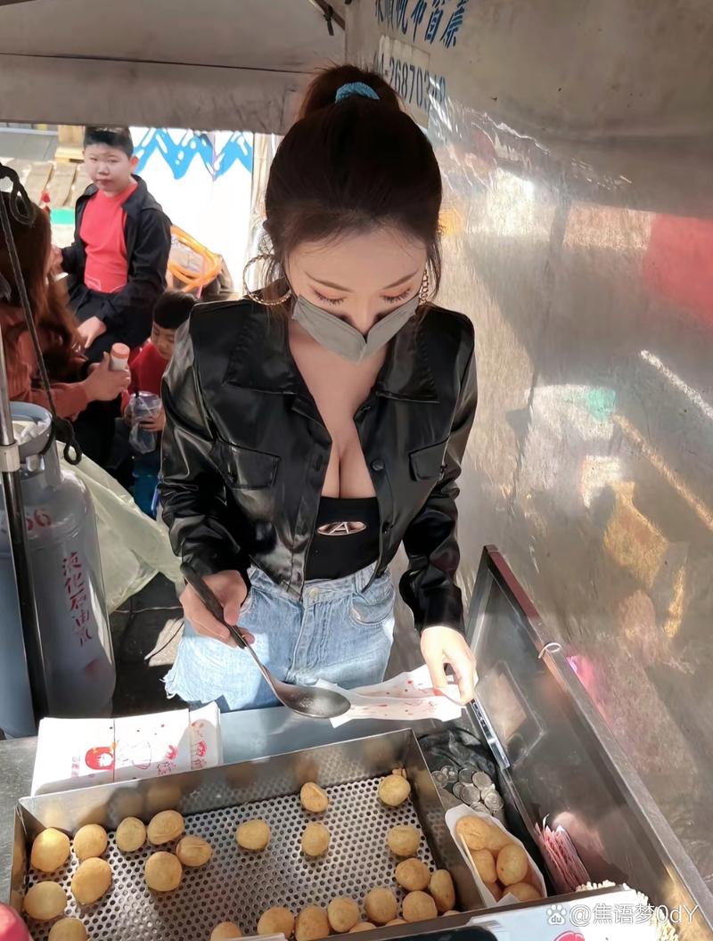 快手街头抢饮料的美女
