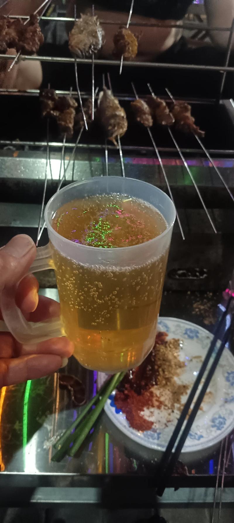 抖音啤酒杯倒不出来