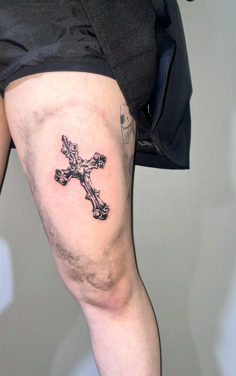 快手白鹤红十字架纹身