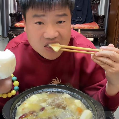 快手吃虫子那个人叫啥