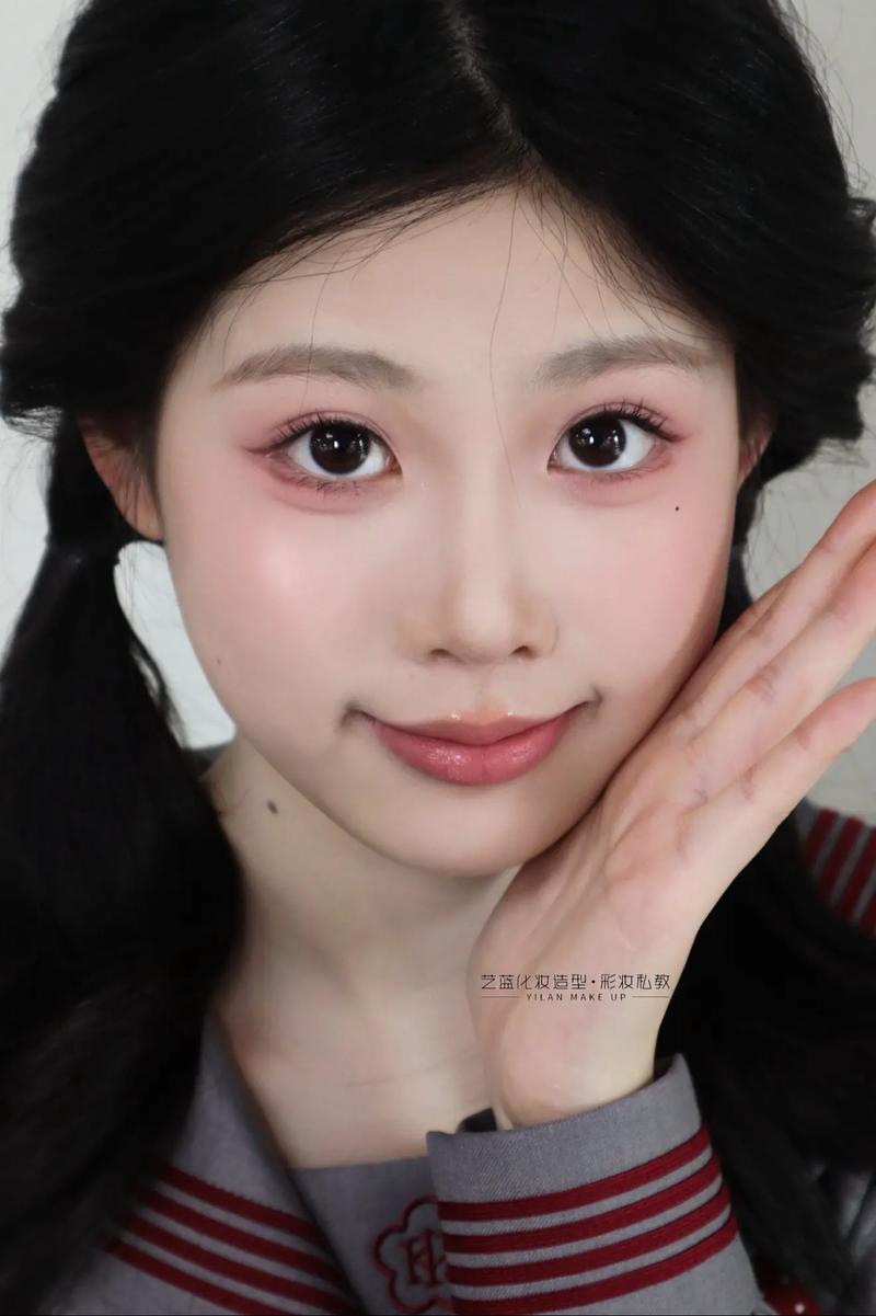 抖音里像唇釉的眼影