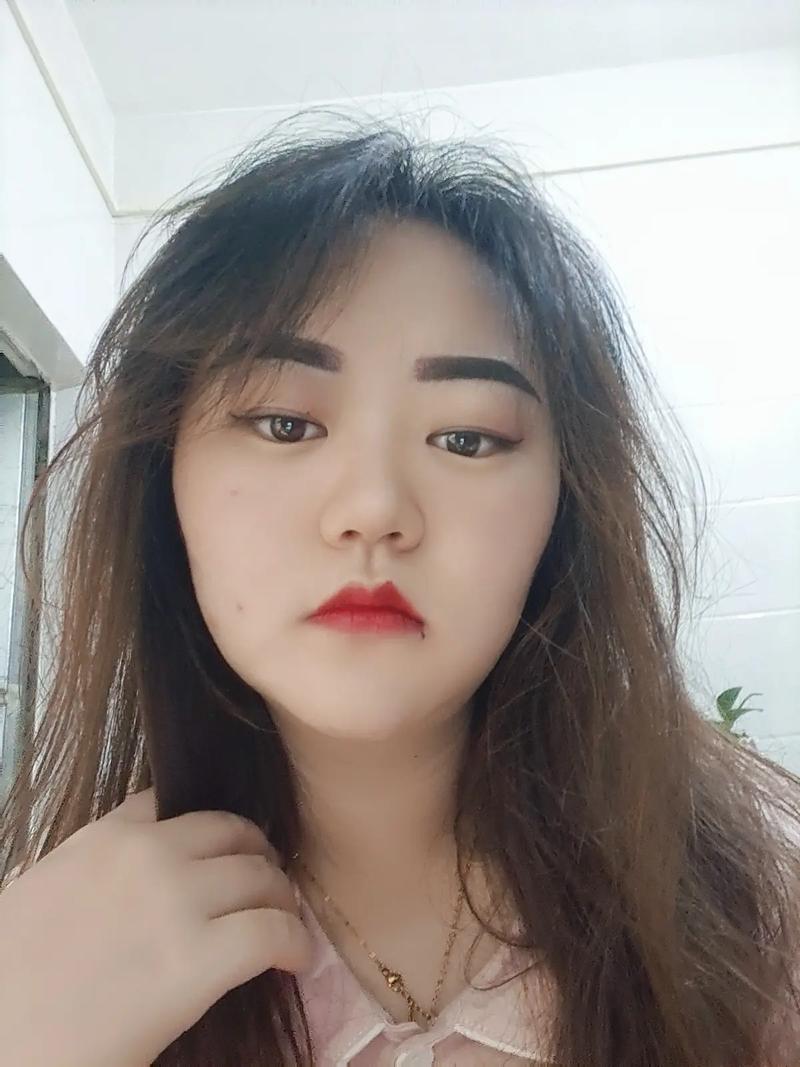 快手小眉毛咩是男是女