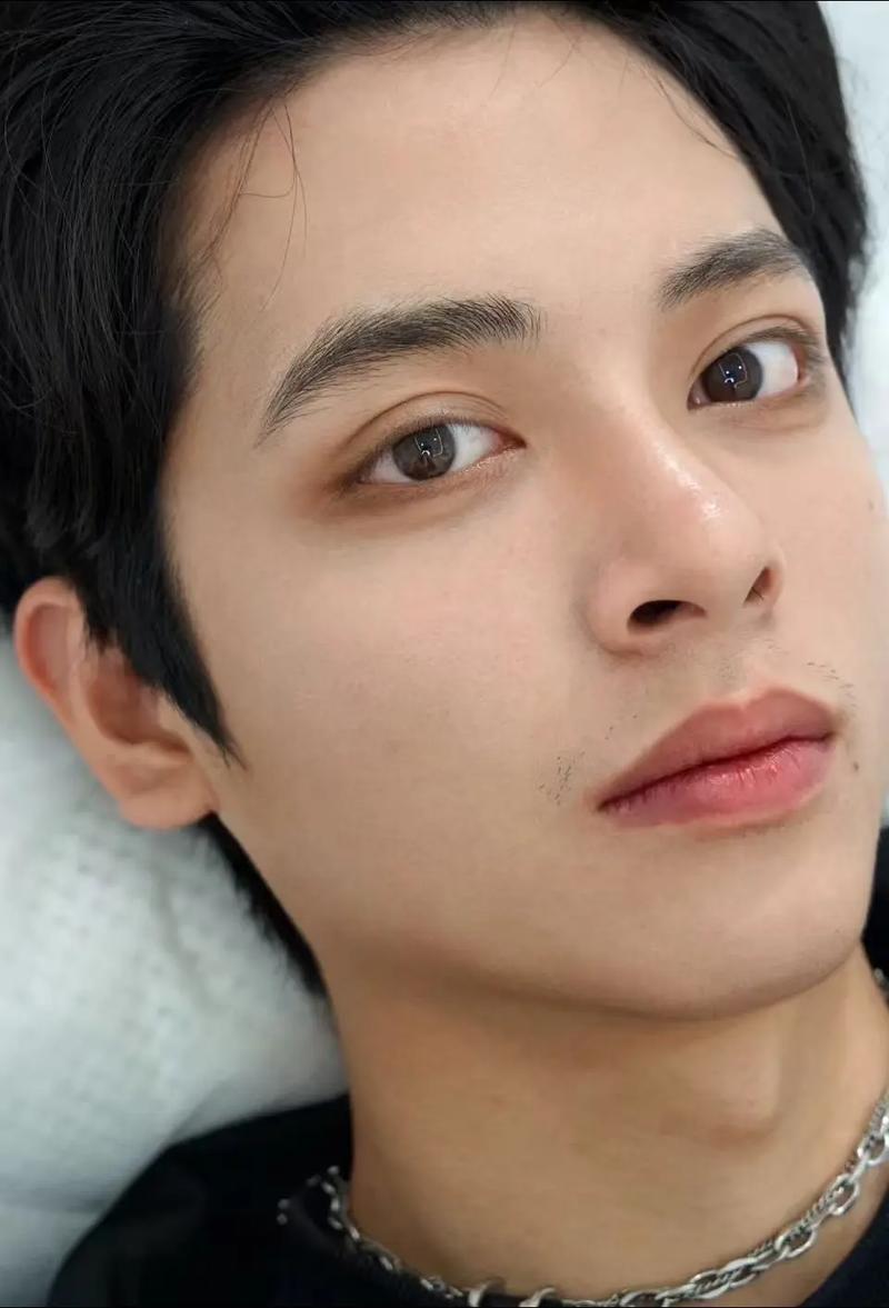 快手小眉毛咩是男是女