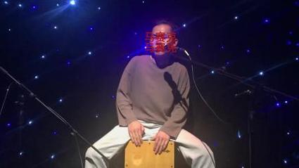 抖音卡宏箱鼓的老外