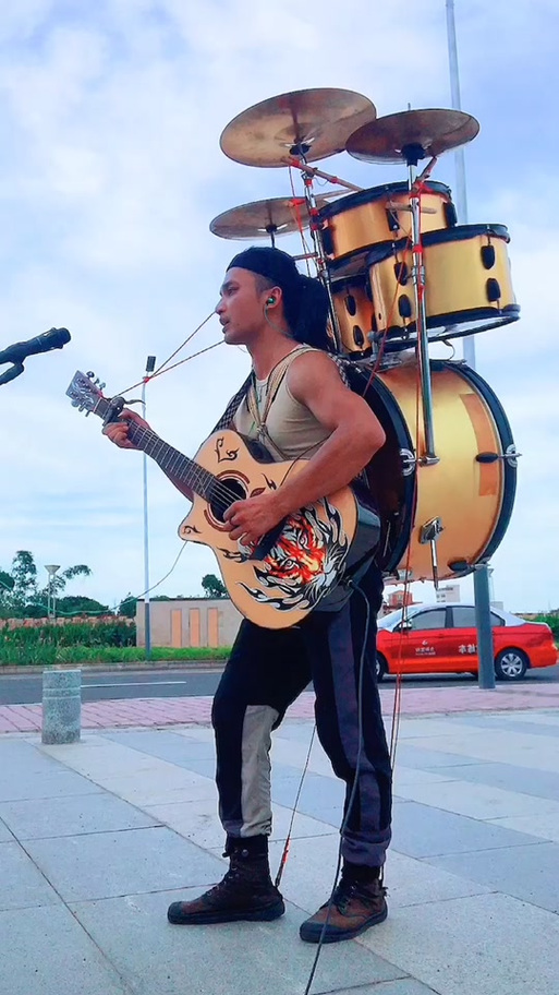 抖音卡宏箱鼓的老外