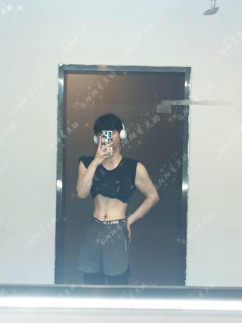 快手里拍大肚子变腹肌