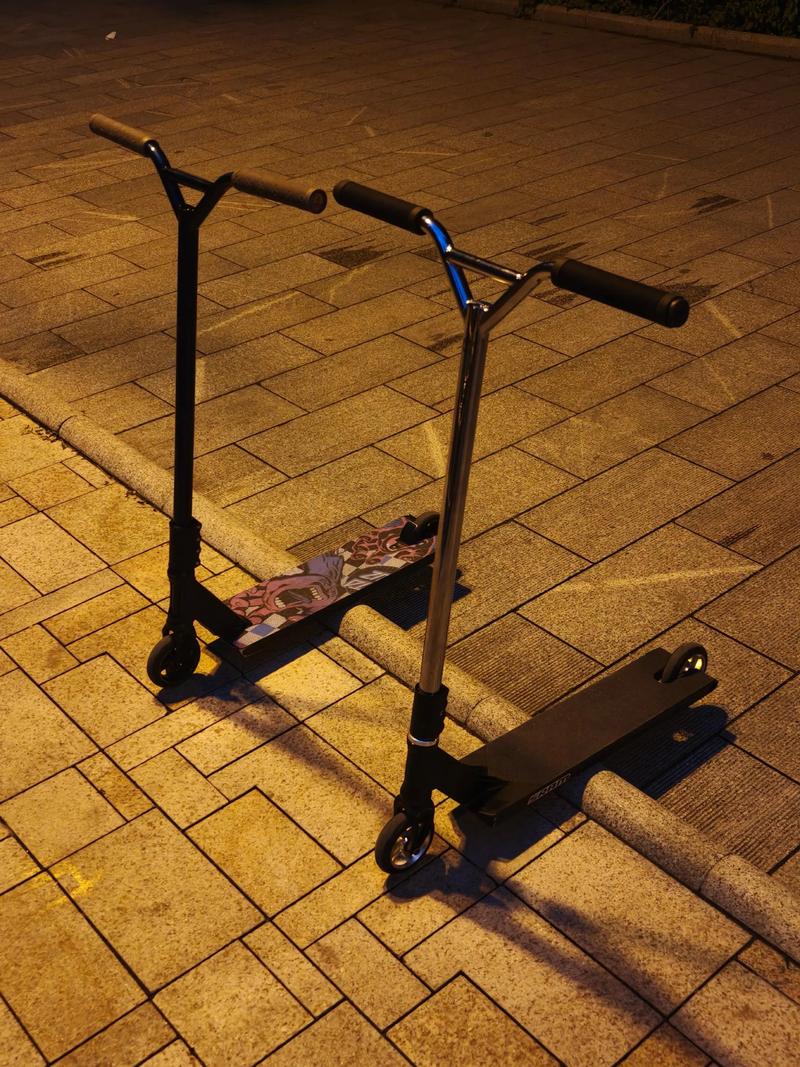 抖音上行走的滑板车