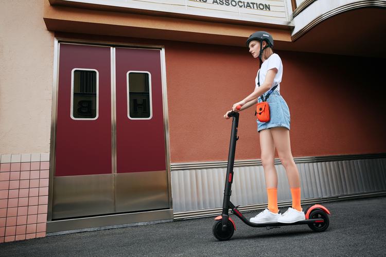 抖音上行走的滑板车