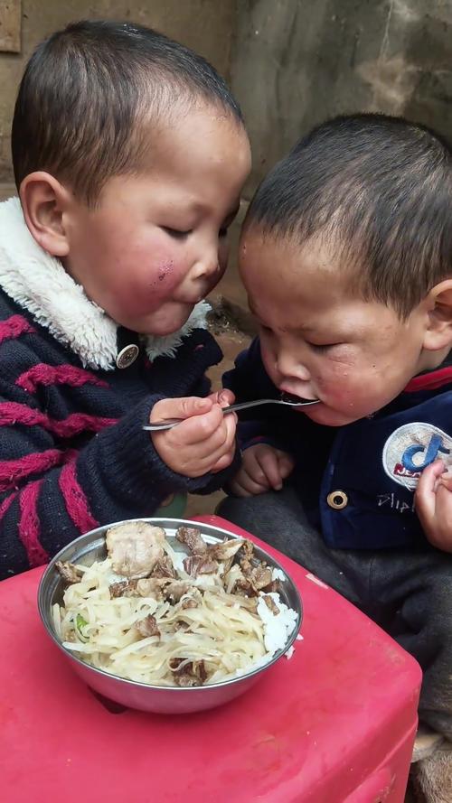 快手两个河南小孩吃饭