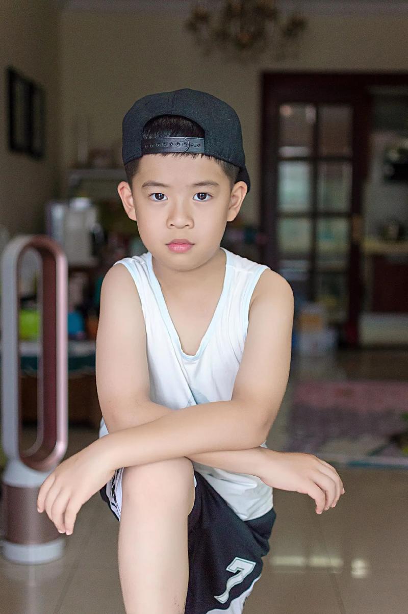 橱柜前的小男孩抖音