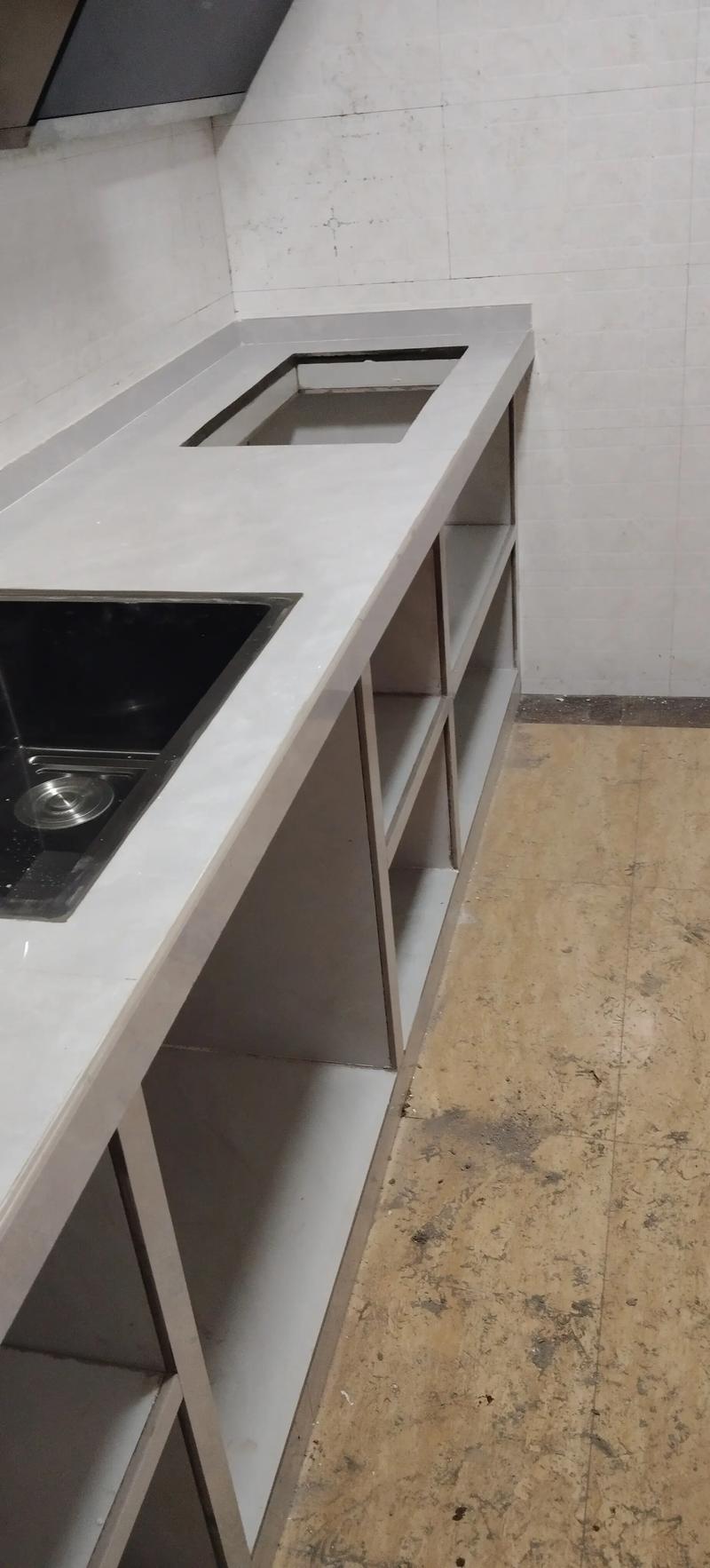 橱柜前的小男孩抖音