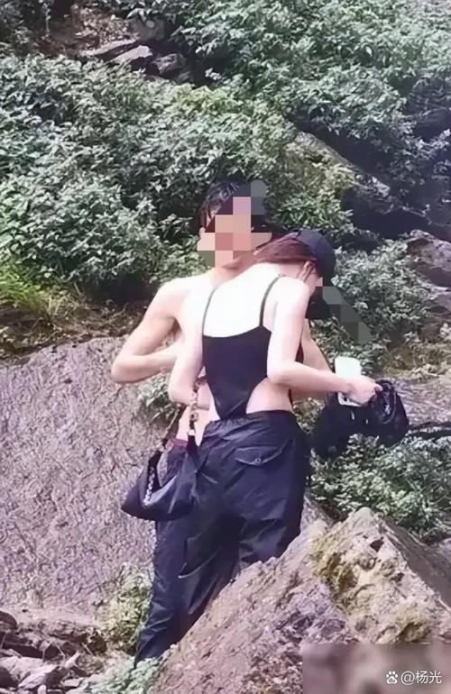 小伙摸大妈视频直播